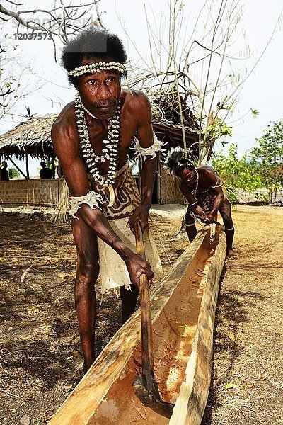 Korafe Männer  bearbeiten Baum aus für Einboot  Bootsbau  Yavi Village  Tufi  Papua-Neuguinea  Ozeanien