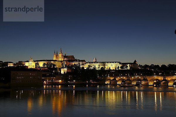 Blick auf die Prager Burg und Karlsbrücke bei Nacht  Prag  Tschechien  Europa