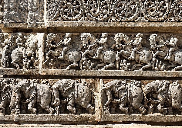 Figuren-Relief  Reiter und Elefanten  Chennakeshava-Tempel oder Keshava-Tempel  Somanathapura  Karnataka  Indien  Asien