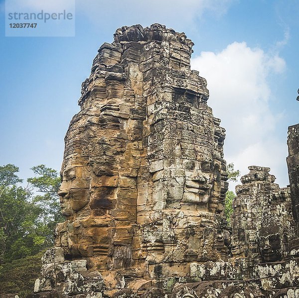 Gesichter-Turm  Steinerne Gesichter  Bodhisattva Lokeshvara  Avalokiteshvara  Tempelruine  Bayon Tempel  Angkor Thom Komplex  Angkor Archaeological Park  Provinz Siem Reap  Kambodscha  Asien