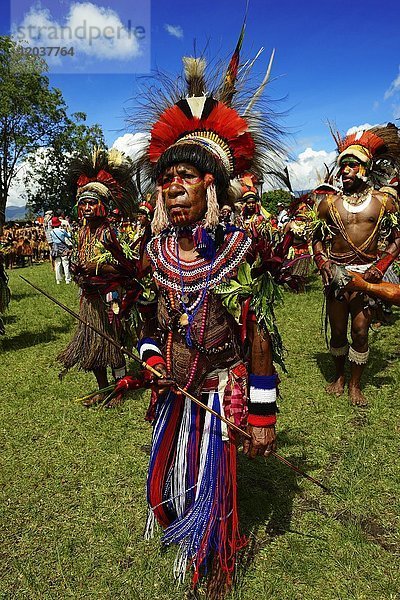 Ureinwohner  Hochlandstamm  in Kostüm  bemalt mit Kopfschmuck  Sing-Sing Festival  Goroka  Papua-Neuguinea  Ozeanien