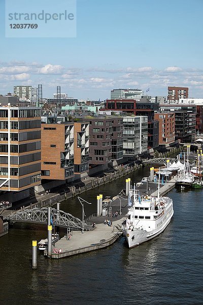 Passagierschiffe an Anlegestelle  Hafencity  Hamburg  Deutschland  Europa