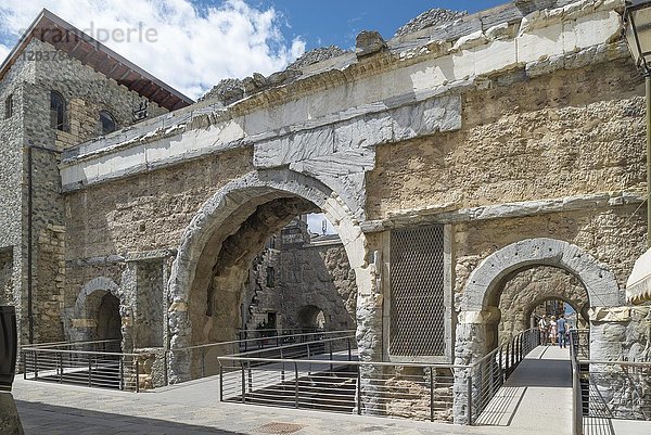 Porta Prätoria  Stadttor und Eingang in die alte römische Stadt  Altstadt  Aosta  Valle d'Aosta  Aostatal  Italien  Europa