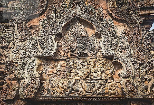 Steinrelief an Mandapa  Detail  Shiva und Uma auf dem Berg Kailash  der Dämon Ravana rüttelt an dessen Grundfesten  Khmer-Hindu-Tempel  Banteay Srei  Angkor Archaeological Park  Provinz Siem Reap  Kambodscha  Asien