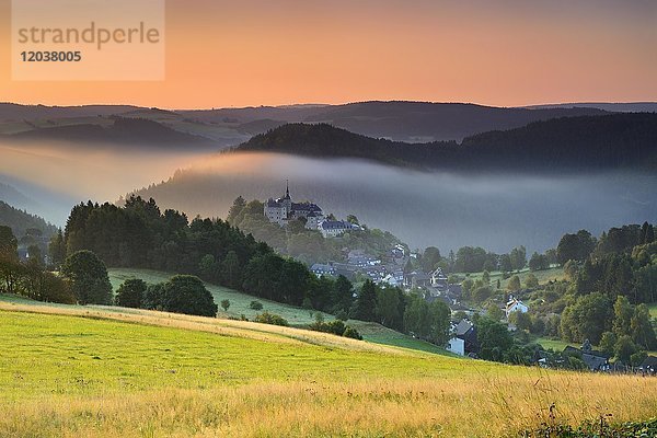 Aussicht auf Burg und Dorf Lauenstein  Morgenlicht  Morgennebel  Ludwigsstadt  Oberfranken  Bayern  Deutschland  Europa