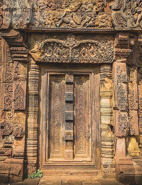 Eingangstor aus Sandstein  Mandapa  Detail  Shiva und Uma auf dem Berg Kailash  der Dämon Ravana rüttelt an dessen Grundfesten  Khmer-Hindu-Tempel  Banteay Srei  Angkor Archaeological Park  Provinz Siem Reap  Kambodscha  Asien