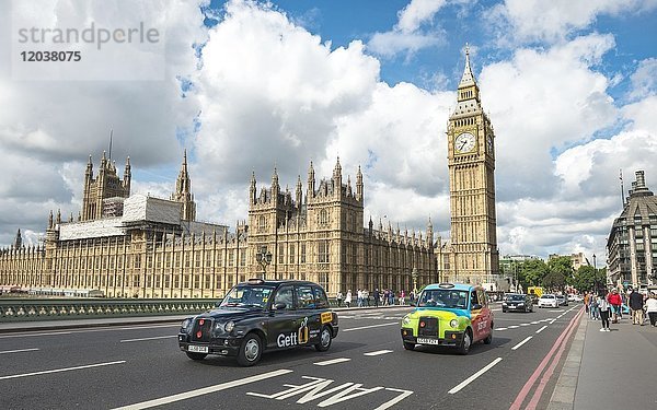 Taxis auf der Westminster Bridge  Westminster Palace und Big Ben  London  England  Großbritannien  Europa