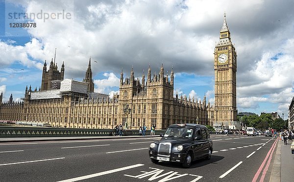 Schwarzes Taxi auf der Westminster Bridge  Westminster Palace und Big Ben  Bewegungsunschärfe  London  England  Großbritannien  Europa