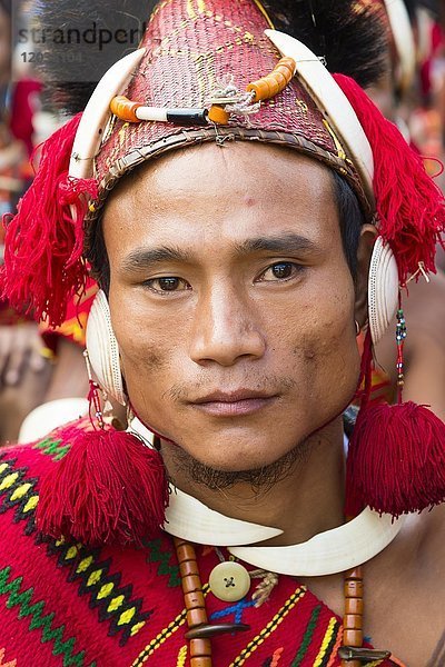 Naga Stammesangehöriger in traditioneller Kleidung  Kisima Nagaland Hornbill Festival  Kohima  Nagaland  Indien  Asien