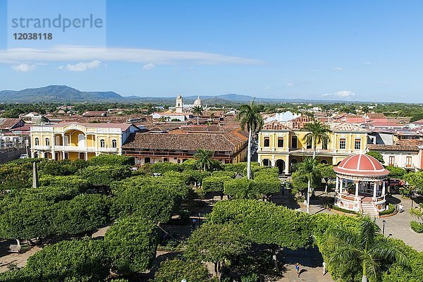 Ausblick von der Kathedrale Nuestra Senora de la Asuncion auf die Häuser am Parque Central  Altstadt  Granada  Nicaragua  Mittelamerika