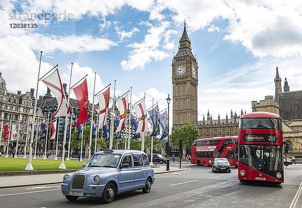Taxi und roter Doppeldeckerbus  Big Ben mit Westminster Palace  London  England  Großbritannien  Europa