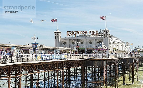 Touristen auf dem Brighton Palace Pier  Brighton  East Sussex  England  Großbritannien  Vereinigtes Königreich  Europa