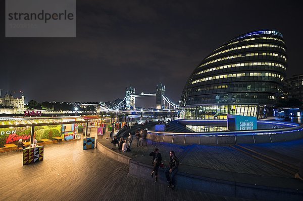 Uferpromenade bei Nacht  London City Hall  More London Riverside  hinten Tower Bridge  London  England  Großbritannien  Europa