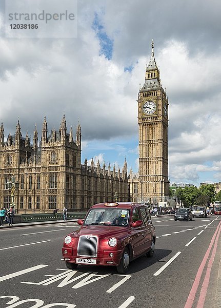 Rotes Taxi auf der Westminster Bridge  Westminster Palace und Big Ben  London  England  Großbritannien  Europa