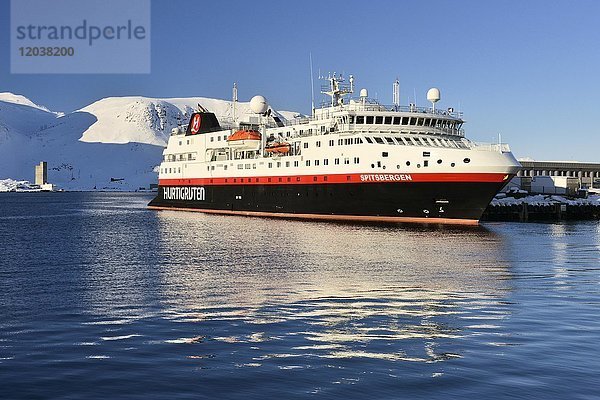 Hurtigruten Postschiff Spitzbergen im Eismeer  Honningsvåg  Finnmark  Norwegen  Europa