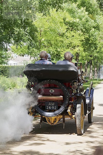 Wasserdampfwolke kommt aus dem Auspuff  Stanley Typ K ''Semi-Racer''  Dampfauto aus USA  Baujahr 1908  Classic Days Schloss Dyck  Jüchen  Nordrhein-Westfalen  Deutschland  Europa'