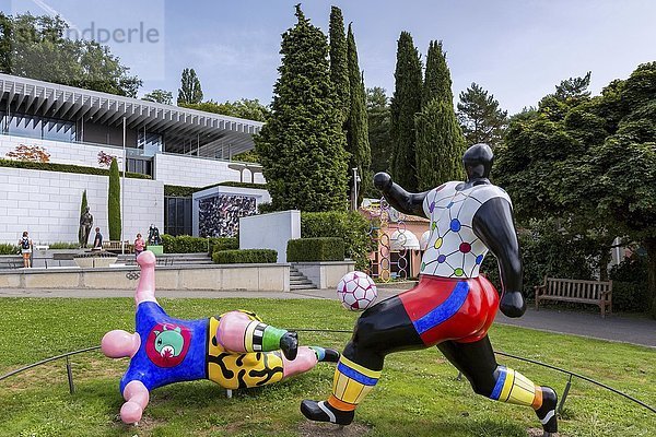 Skulptur Die Fussballer  von Niki de Saint-Phalle  Olympisches Museum  Le Musee Olympique  Lausanne  Schweiz  Europa