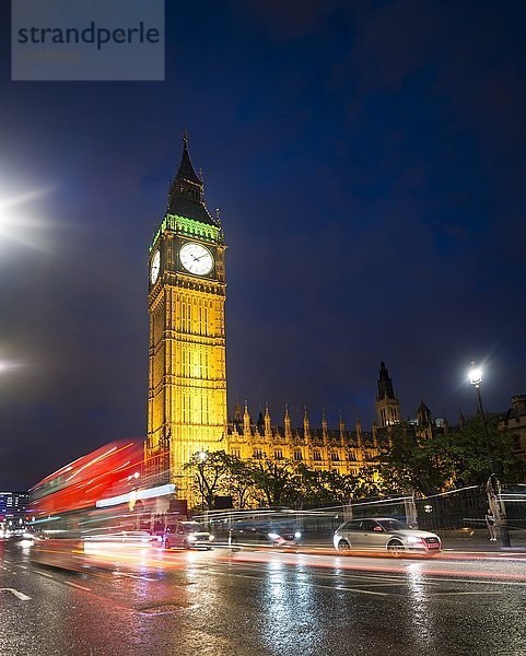 Roter Doppeldeckerbus vor Big Ben  Houses of Parliament  Lichtspuren  Nachtaufnahme  City of Westminster  London  Region London  England  Großbritannien  Europa