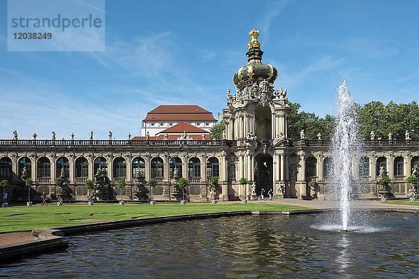 Springbrunnen vor Zwinger mit Kronentor  Dresden  Sachsen  Deutschland  Europa