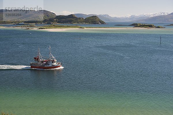 Fischerboot  Insel Sommarøy  Provinz Troms  Nordnorwegen  Norwegen  Europa