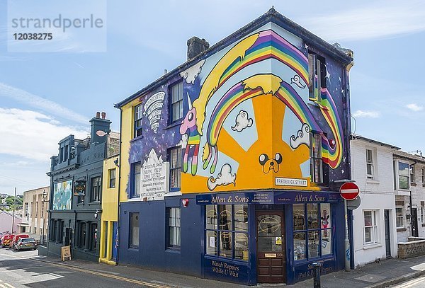 Haus mit buntem Graffiti  Brighton  England  Vereinigtes Königreich