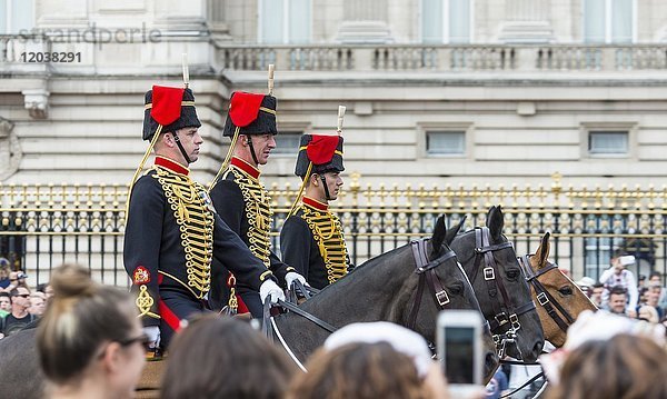 Reiter  Wachmänner patrouillieren vor Buckingham Palace  Changing the Guard  Traditioneller Wachwechsel  London  England  Großbritannien  Europa