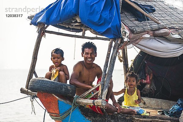 Einheimische auf Hausboot  schwimmendes Dorf  Bootsfahrt  Tonle Sap See  Kambodscha  Südostasien  Asien