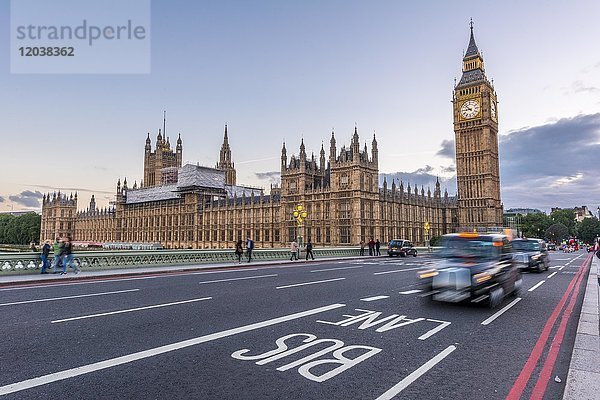 Londoner Taxis auf Westminster Bridge  Palace of Westminster  Houses of Parliament  Big Ben  City of Westminster  London  England  Großbritannien  Europa