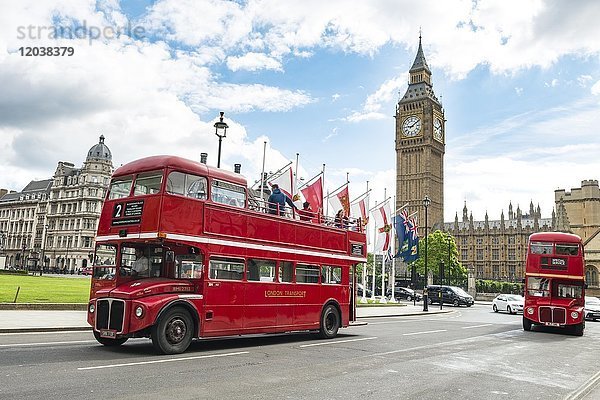 Rote Doppeldeckerbusse  Big Ben mit Westminster Palace  London  England  Großbritannien  Europa