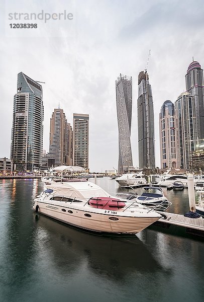 Yacht vor Wolkenkratzern  Dubai Marina  Dubai  Vereinigte Arabische Emirate  Asien