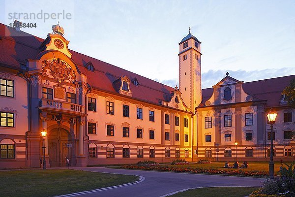 Fürstbischöfliche Residenz bei Abenddämmerung  Altstadt  Augsburg  Schwaben  Bayern  Deutschland  Europa