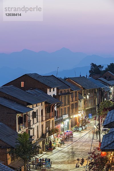 Straße bei Abennämmerung im Bergdorf Bandipur  Tanahun District  Nepal  Asien