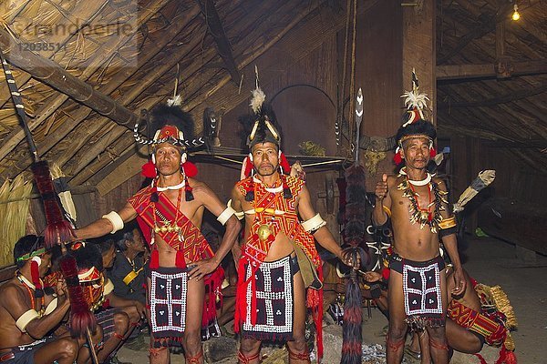 Naga Stammesangehörige in traditioneller Kleidung  Kisima Nagaland Hornbill Festival  Kohima  Nagaland  Indien  Asien