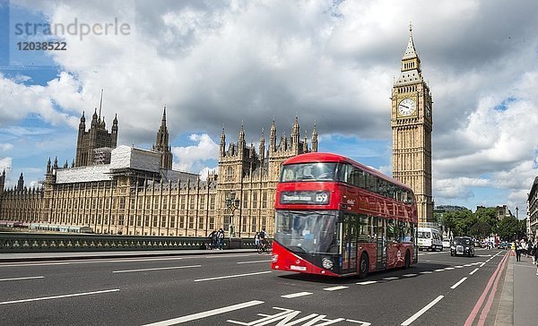 Roter Doppeldeckerbus auf der Westminster Bridge  Westminster Palace und Big Ben  London  England  Großbritannien  Europa