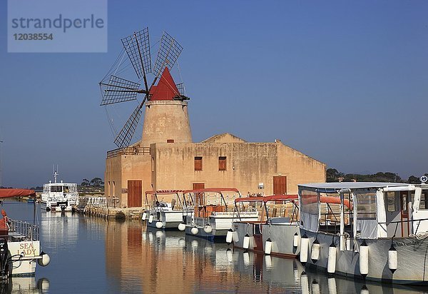 Windmühle und Boote bei den Salinen  nahe Mozia  kleine Insel San Pantaleo vor Marsala  Sizilien  Italien  Europa