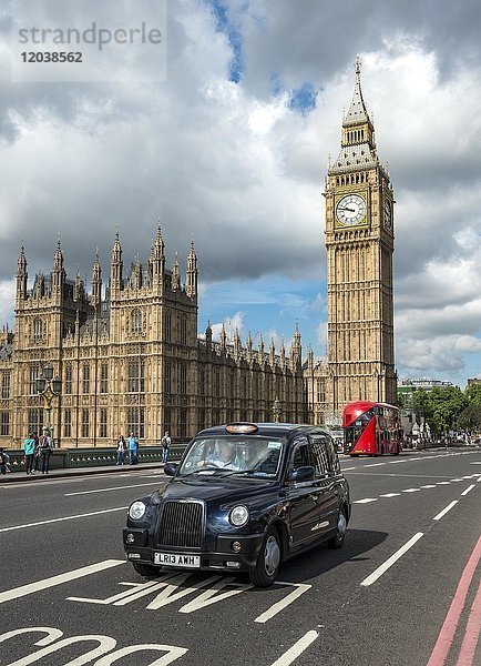 Schwarzes Taxi auf der Westminster Bridge  Westminster Palace und Big Ben  London  England  Großbritannien  Europa