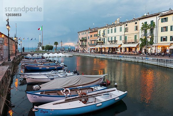 Hafen mit Fischerbooten  Lazise  Gardasee  Veneto  Venetien  Italien  Europa