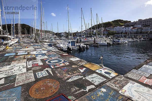 Von Seglern bemalte Kaimauer  Hafen  Jachthafen  Horta  Insel Faial  Azoren  Portugal  Europa