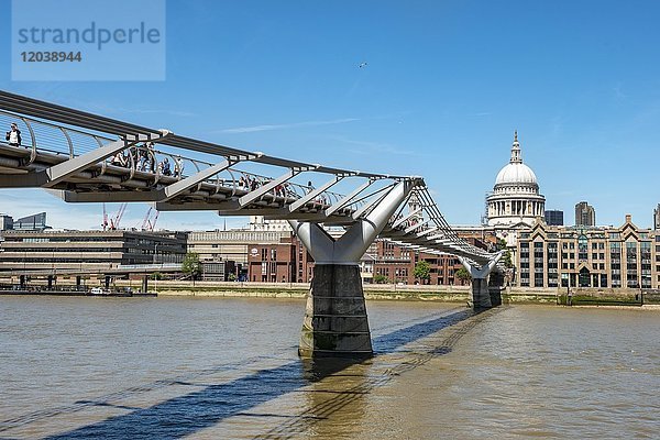 Millenium Bridge und St Paul's Cathedral  Themse  London  England  Großbritannien  Europa