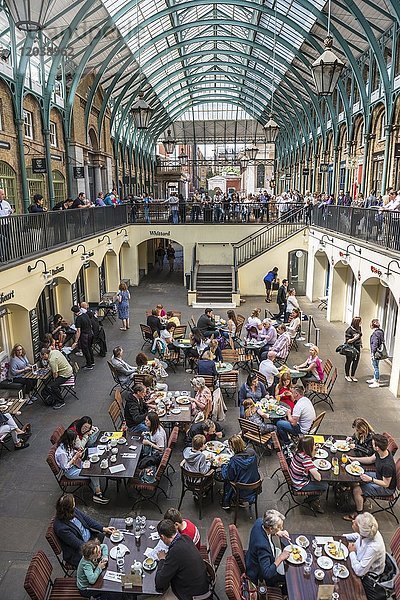 Menschen im Cafe  Einkaufszentrum Covent Garden  London  England  Großbritannien  Europa