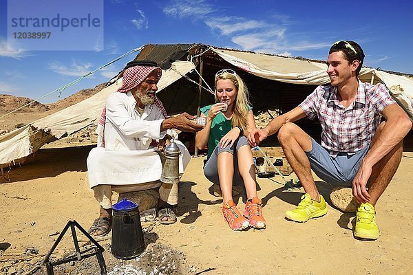 Beduine bei der Zubereitung von Kaffee mit gerösteten Bohnen und Kardamom  Jordanien  Asien