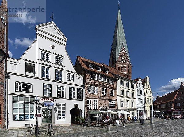 Historische Giebelhäuser mit St. Johanniskirche  Am Sande  Lüneburg  Niedersachsen  Deutschland  Europa