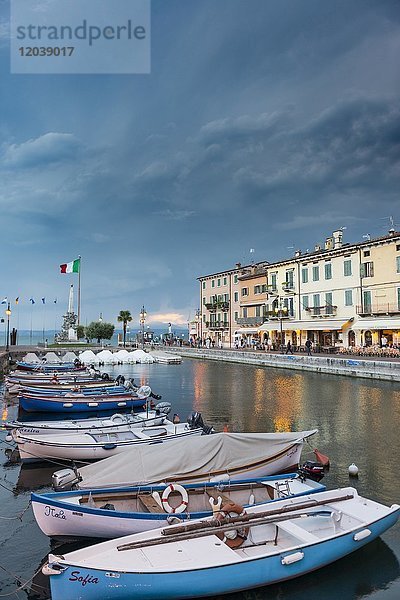 Hafen mit Fischerbooten  Lazise  Gardasee  Veneto  Venetien  Italien  Europa