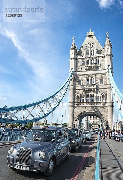 Taxis auf der Tower Bridge  Southwark  London  England  Großbritannien  Europa