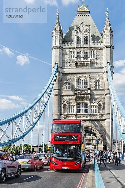 Roter Doppeldeckerbus fährt über die Tower Bridge  London  England  Vereinigtes Königreich