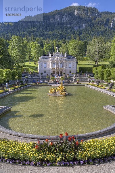 Schloss Linderhof mit Brunnen  Ettal  Oberbayern  Bayern  Deutschland  Europa