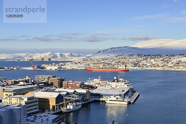 Weite Bucht mit Stadt und Hurtigruten Anlegestelle  Hammerfest  Finnmark  Norwegen  Europa