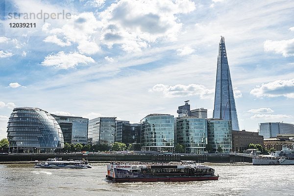 Ausblick über die Themse auf More London Riverside mit City Hall und Wolkenkratzer The Shard  Southwark  London  England  Großbritannien  Europa