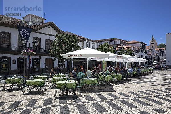 Straßencafe auf dem Praca Velha  Angra do Heroismo  UNESCO Weltkulturerbe  Insel Terceira  Azoren  Portugal  Europa