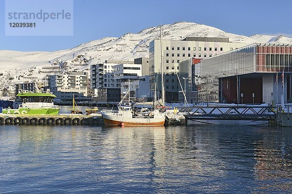 Boote und Wohngebäude am Ufer einer Bucht  Hammerfest  Finnmark  Norwegen  Europa